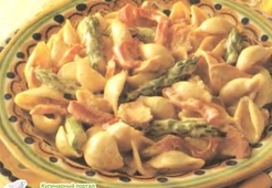 Лосось со спаржей и пастой