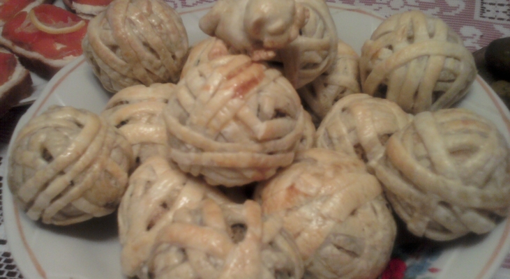 "Клубочки" из слоеного теста