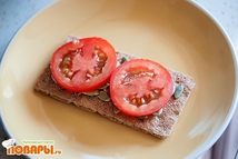 Шаг 2: Укладываем сверху помидоры и посыпаем …