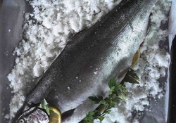 Рецепт: Рыба с лимонами, запеченная в соли  