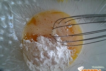 Шаг 2: Добавляем разрыхлитель и муку по …