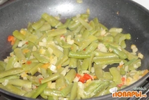 Шаг 3: Лапшу я заливаю подсоленным кипятком …