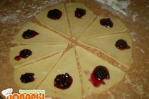 Шаг 4: Коржи порезать на треугольники, на …