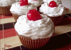 Рецепт: Кексы шоколадные с вишней в сахаре