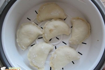 Шаг 6: В форму мультиварки наливаем немного …