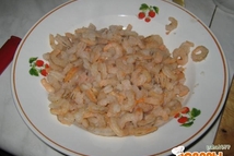 Шаг 4: Креветки разморозить, ошпарить кипятком, добавить …