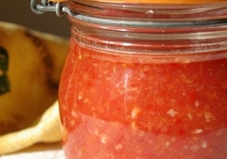 Рецепт: Аджика (помидоры с перцами и чесноком)