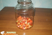 Шаг 2: Землянику помыть и очистить от …