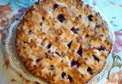 Пирог с яблоками и смородиной