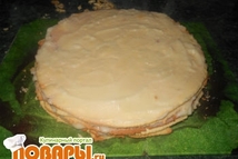 Шаг 10: Коржи смазывать кремом кроме верхнего.