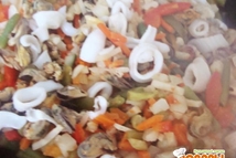 Шаг 2: Добавляем морепродукты, перемешиваем и слегка …