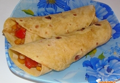 Буррито с бобово-овощной начинкой 