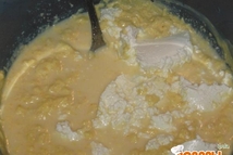 Шаг 2: Соедините яйца, молоко, дрожжи, перемешайте …