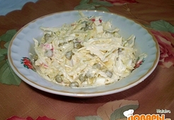 Салат с капусты, крабовых палочек и горошка