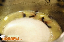 Шаг 6: В эту же смесь мы …