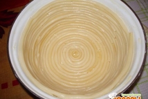 Шаг 4: Форму обильно смазываем сливочным маслом. …