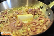 Шаг 3: Красный лук порезать полукольцами и …