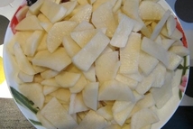 Шаг 4: Картофель чистим и нарезаем тонкими …