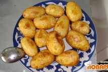 Шаг 1: Очищенная картошка целиком обжаривается до …