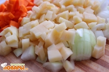 Шаг 1: Готовим тесто. Я просеиваю муку, …