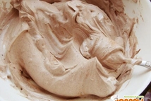 Шаг 4: Остальные сливки взбила в крепкую …