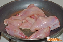 Шаг 1: Обжариваем на растительном масле чеснок. …