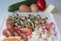 Шаг 1: Сварить морепродукты, очистить. Мясо краба …