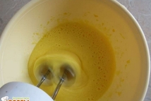 Шаг 2: Делаем бисквитное тесто: 3 яйца …