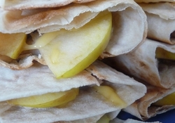 Рецепт: А-ля Кесадилья с курочкой и яблоком 