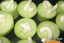 Шаг 2: Смазываем ставшие чуть мягкими кружки …