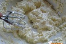 Шаг 2: Соединить масло, сахар и яйца …