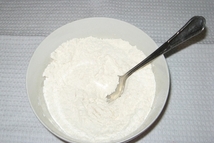 Шаг 5: В отдельной миске перемешиваем муку …