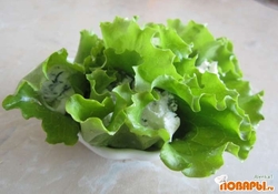 Рецепт: Листья салата с творожной начинкой