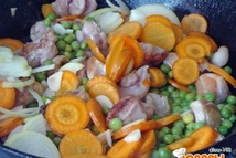 Шаг 1: Обжариваем на растительном масле курицу, …