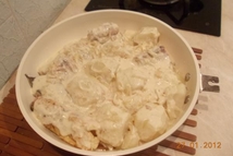 Шаг 3: Выложите к рыбе отварной картофель …