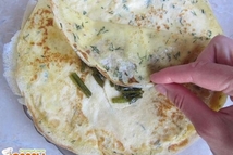 Шаг 8: Дальше заворачиваем блинчик "конвертиком".