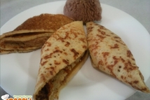 Шаг 7: Начинку выкладываем в центр блина …