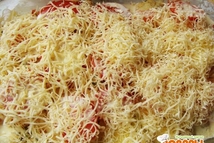 Шаг 4: Сверху посыпаем тертым сыром и …