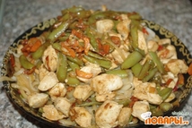 Шаг 4: К мясу с овощами добавляю …