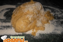 Шаг 4: Все хорошо вымешать, подмешивая еще …