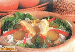 Салат рисовый с тунцом и оливками