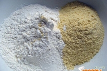 Шаг 1: Смешиваем муку и манку,