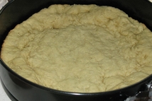 Шаг 2: Выложить тесто в форму (у …