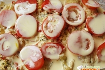 Шаг 3: Сверху выкладываем тонок нарезанный помидор. …