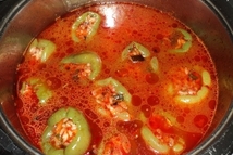 Шаг 6: Выкладываем на соус наполненные фаршем …