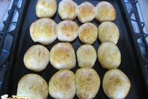 Шаг 6: Взбиваем яичный желток и смазываем …