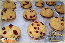 Шаг 3: Вмешать бруснику. Разделить тесто на …