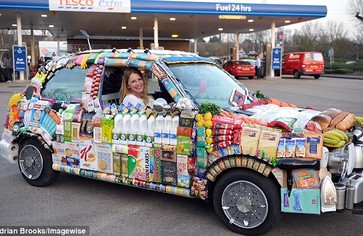 Автомобиль покрытый продуктами супермаркета