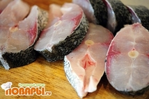 Шаг 3: Рыбу порезать на кусочки (стэйки).