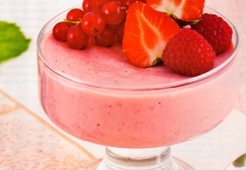 Баваруа с красными ягодами